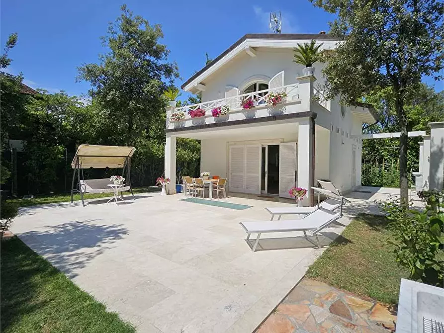 Immagine 1 di Villa in vendita  in Via Mascagni a Forte Dei Marmi