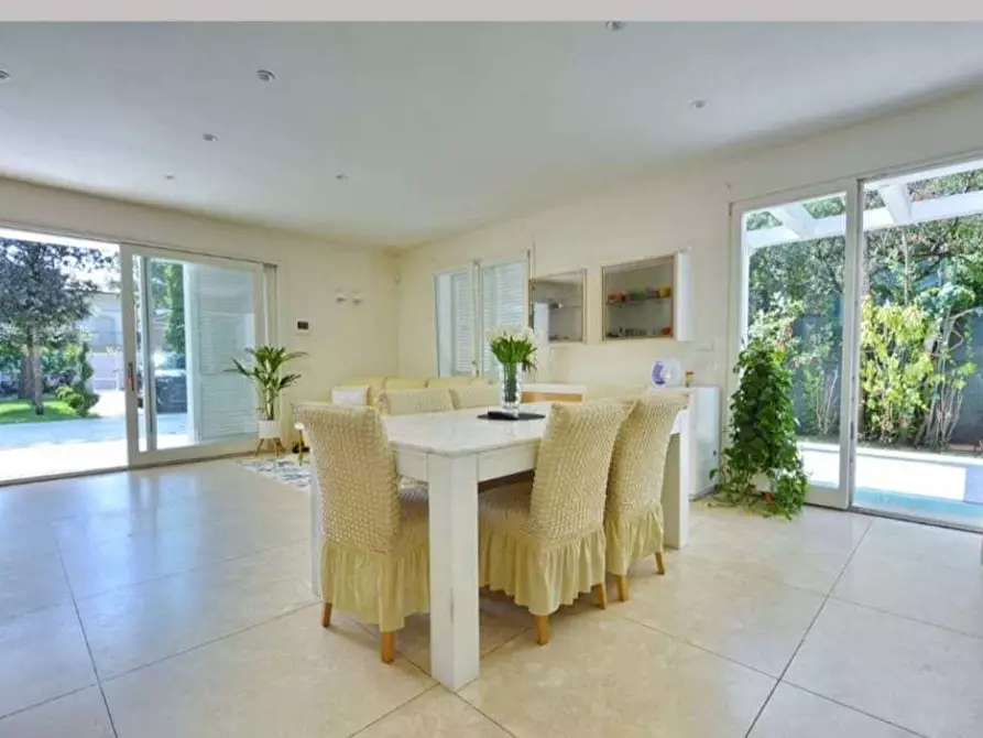 Immagine 5 di Villa in vendita  in Via Mascagni a Forte Dei Marmi