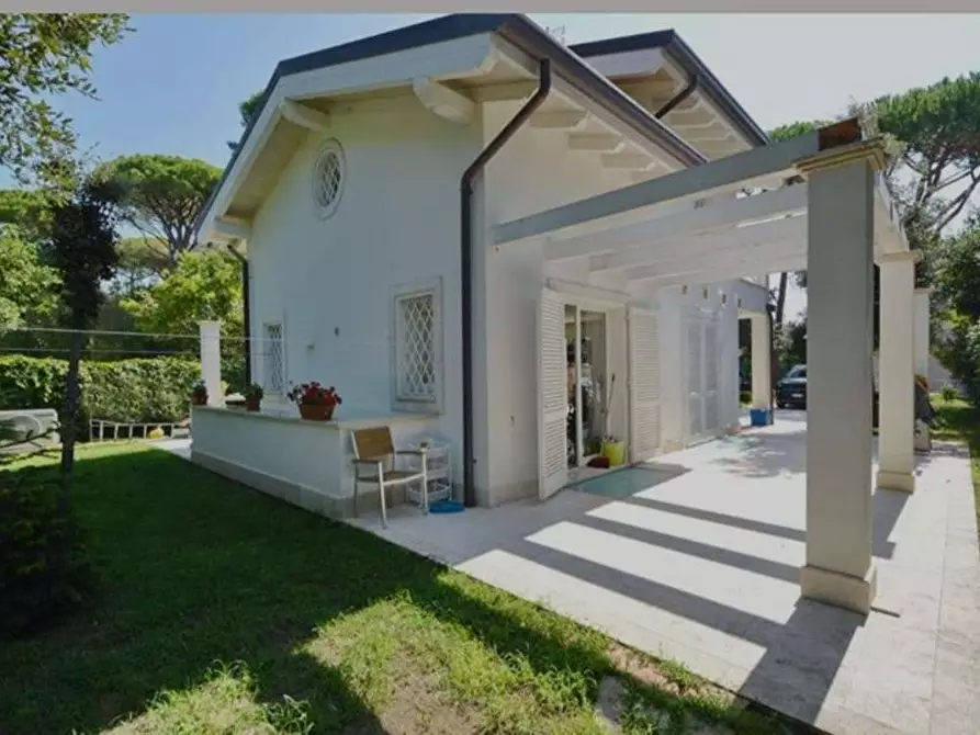 Immagine 2 di Villa in vendita  in Via Mascagni a Forte Dei Marmi