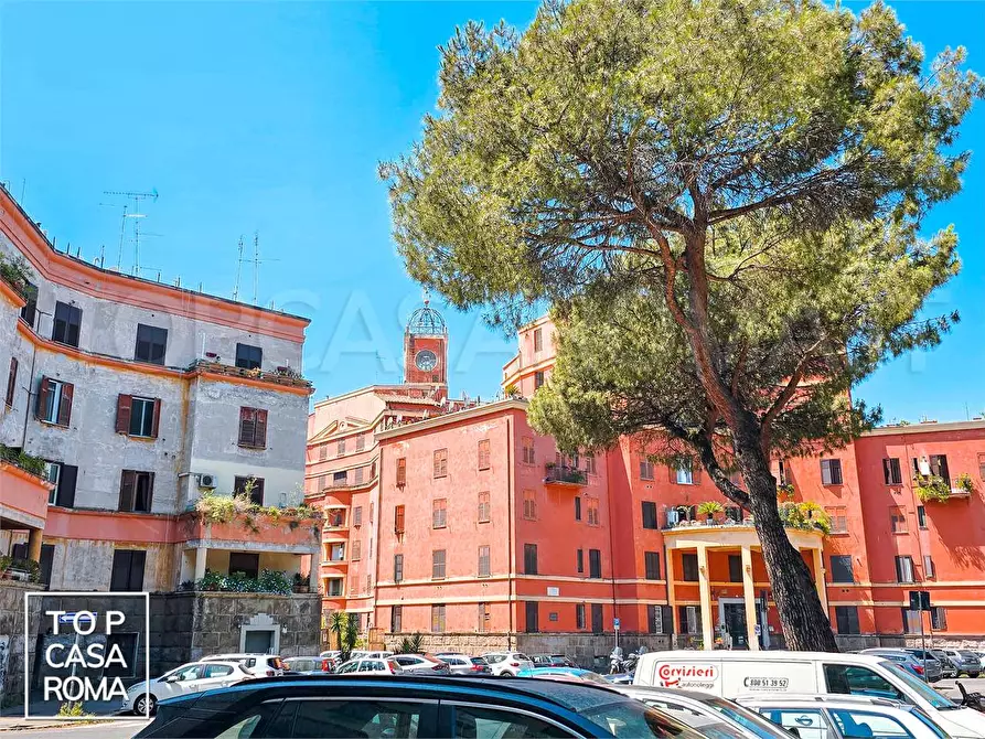 Immagine 1 di Negozio in affitto  in Piazza Giovanni da Lucca a Roma