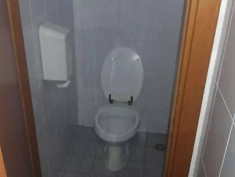 Immagine 2 di Negozio in vendita  in via goito a Ancona