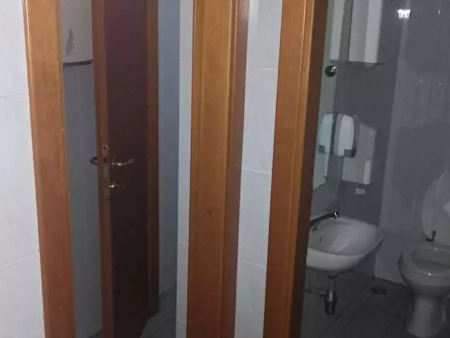 Immagine 3 di Negozio in vendita  in via goito a Ancona