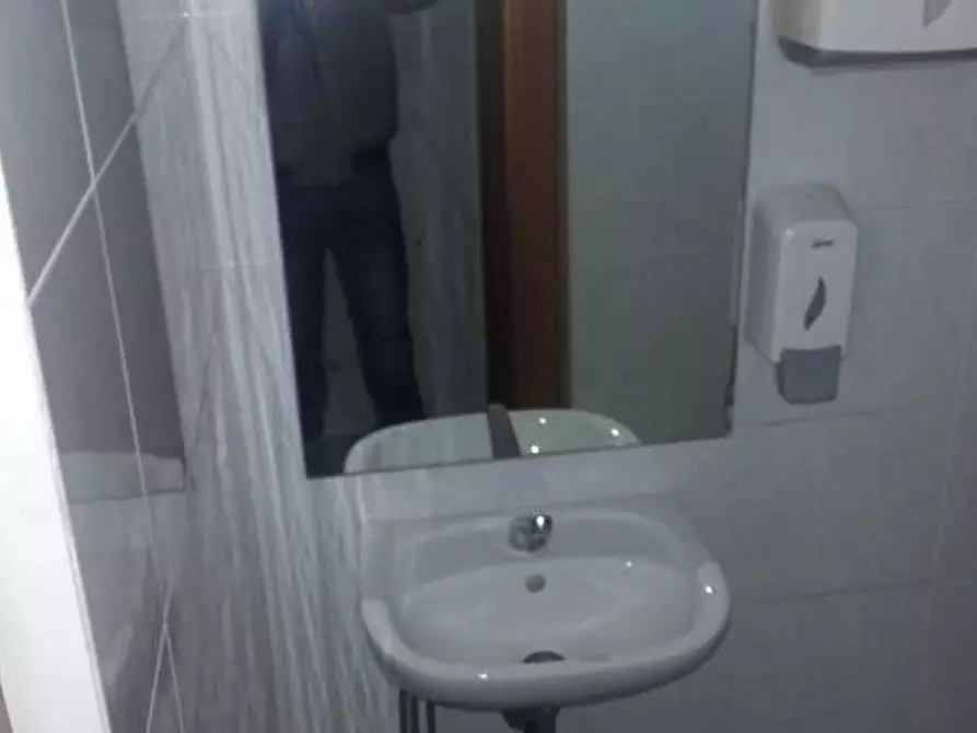 Immagine 4 di Negozio in vendita  in via goito a Ancona