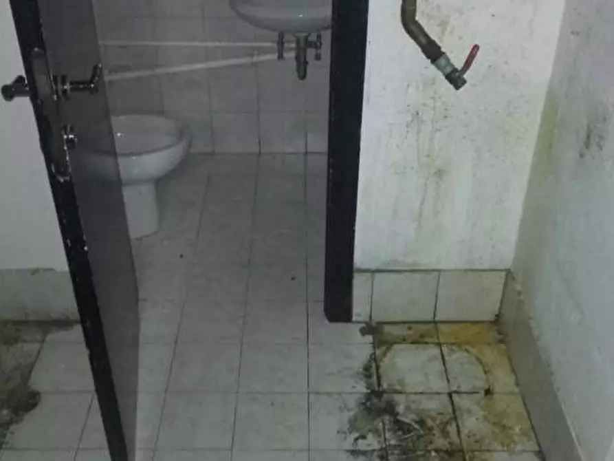 Immagine 12 di Negozio in vendita  in via goito a Ancona