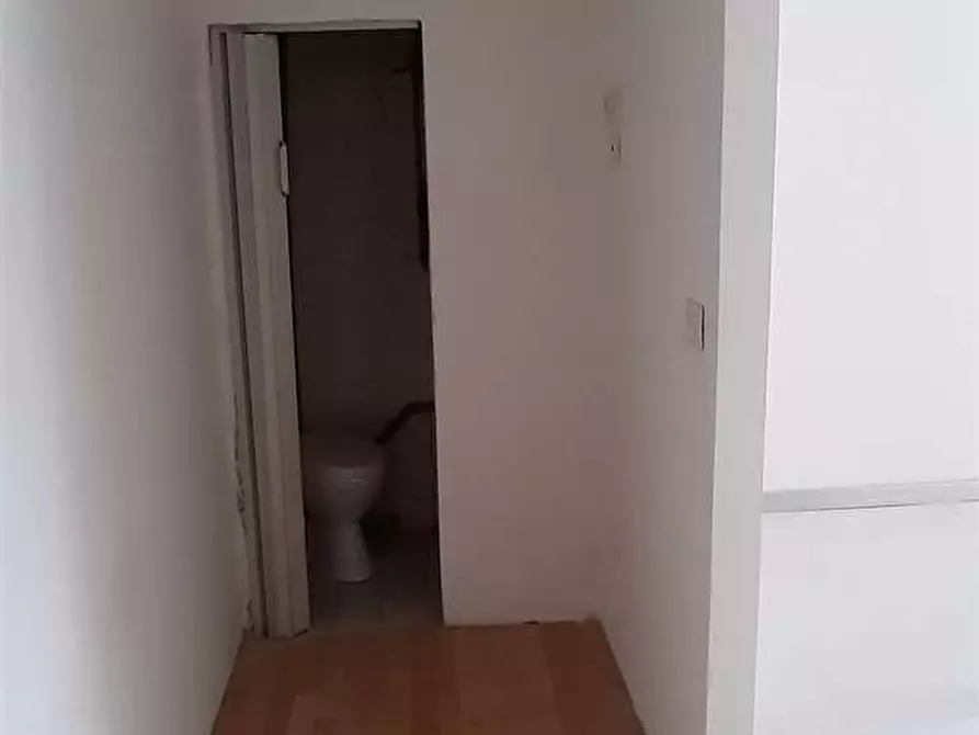 Immagine 6 di Negozio in affitto  in C.SO MATTEOTTI  95 a Ancona