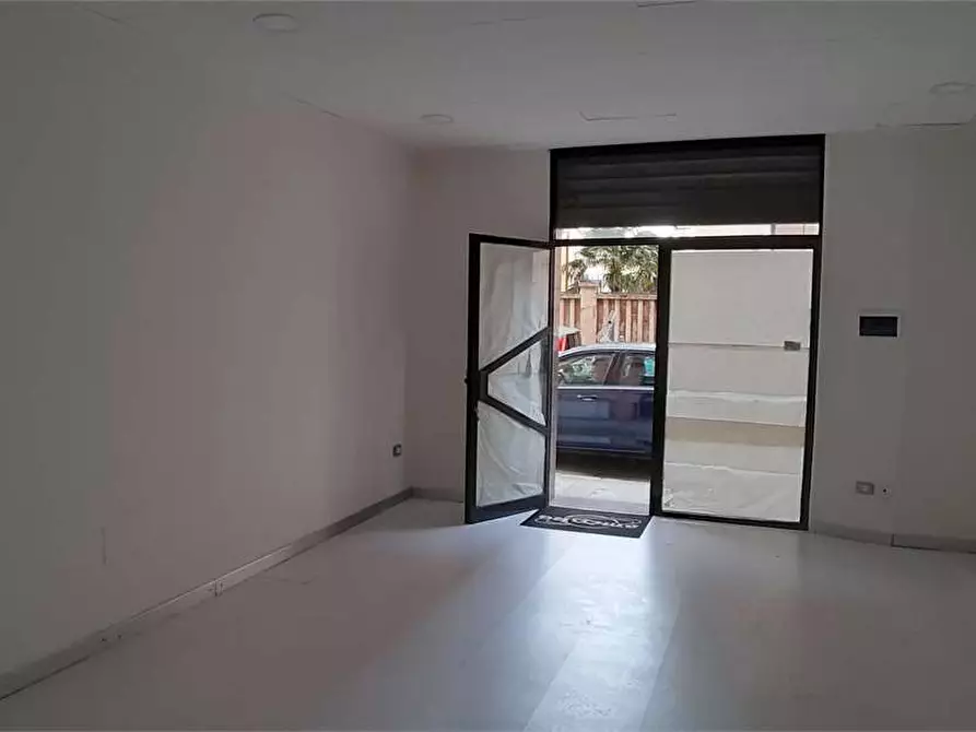 Immagine 2 di Negozio in affitto  in C.SO MATTEOTTI  95 a Ancona
