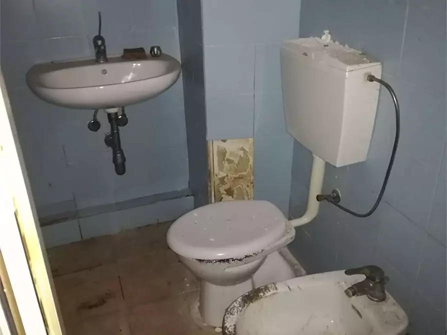 Immagine 7 di Negozio in vendita  a Ancona