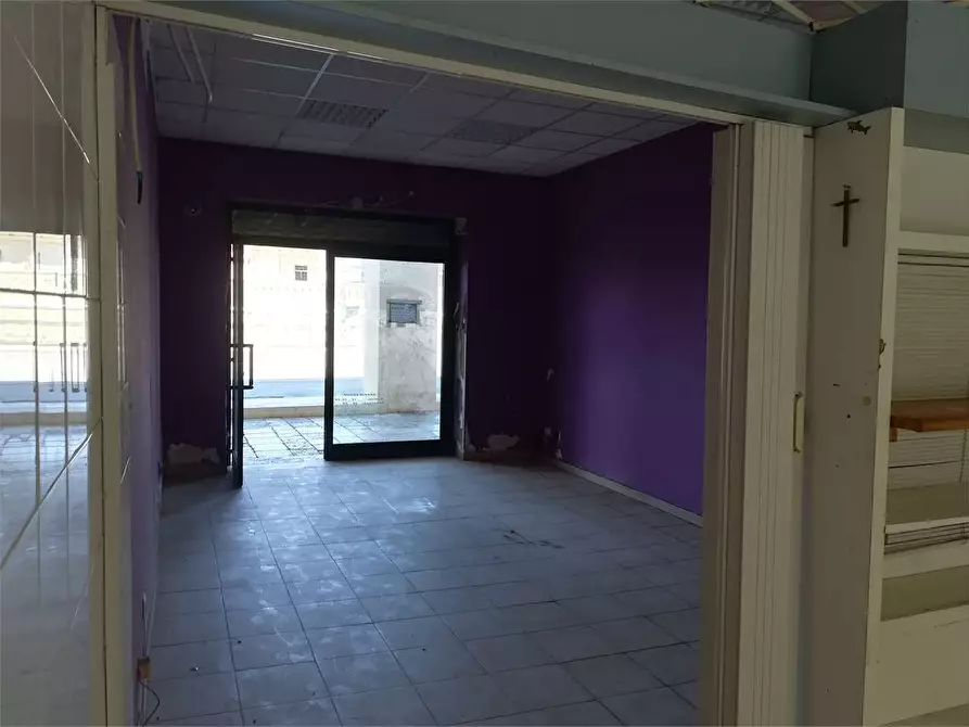 Immagine 10 di Negozio in vendita  a Ancona