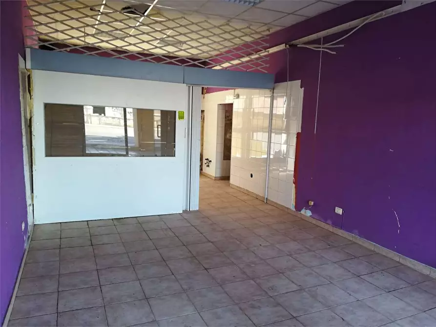 Immagine 11 di Negozio in vendita  a Ancona