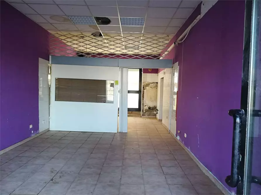 Immagine 12 di Negozio in vendita  a Ancona