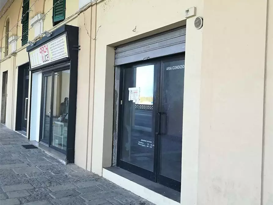 Immagine 4 di Negozio in vendita  a Ancona