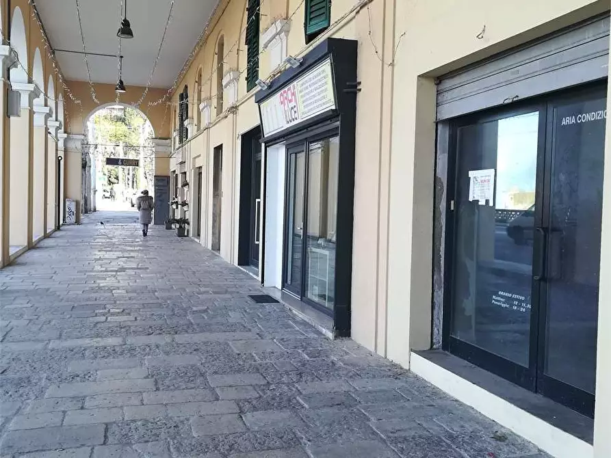 Immagine 3 di Negozio in vendita  a Ancona