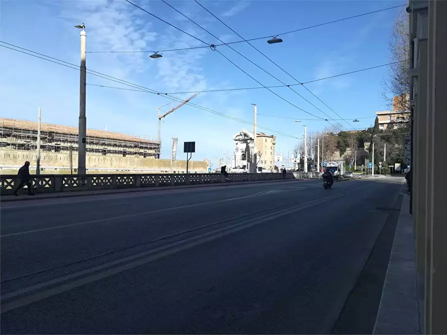 Immagine 2 di Negozio in vendita  a Ancona