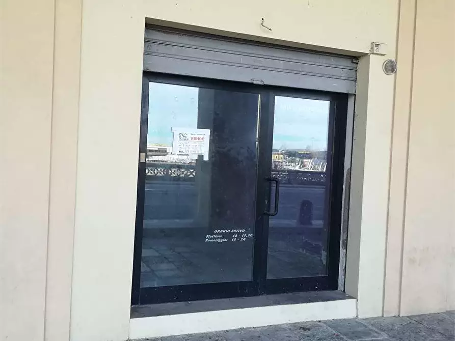 Immagine 5 di Negozio in vendita  a Ancona