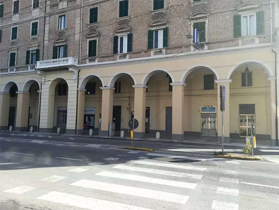 Immagine 1 di Negozio in vendita  a Ancona