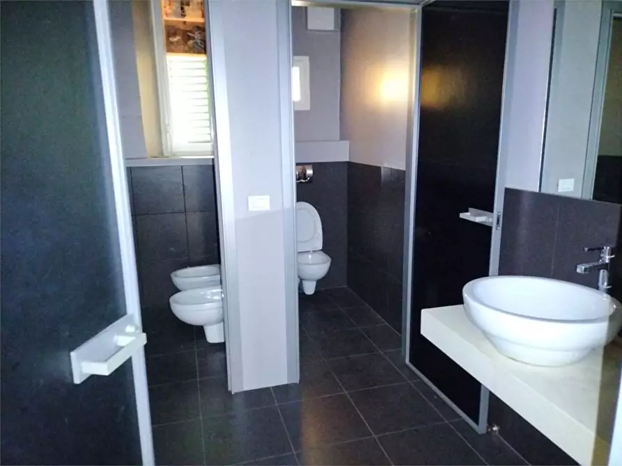 Immagine 11 di Ufficio in vendita  in c.so garibaldi a Ancona