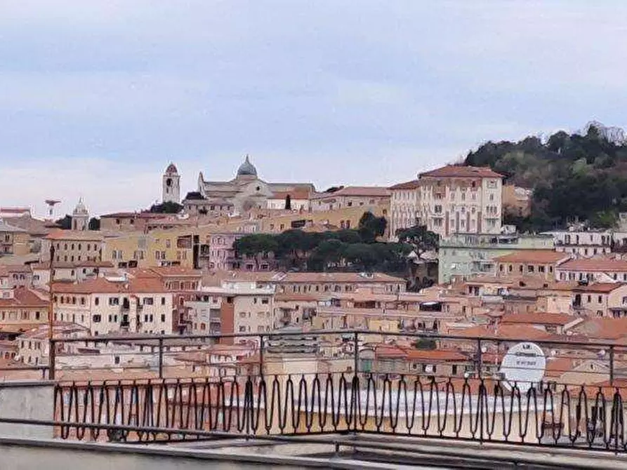 Immagine 1 di Trilocale in vendita  a Ancona