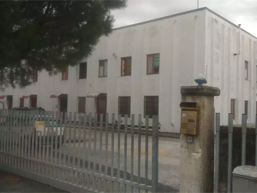 Immagine 2 di Capannone industriale in affitto  in Villa Potenza a Macerata