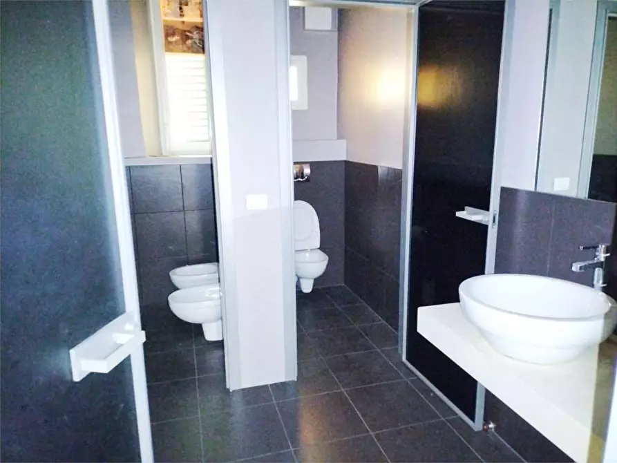 Immagine 9 di Ufficio in affitto  in via giacomo matteotti a Ancona