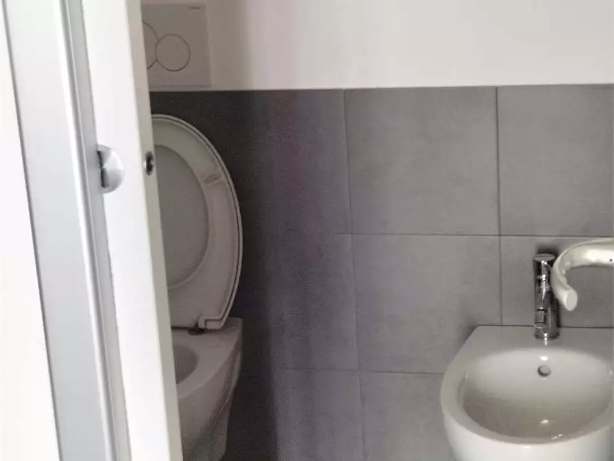 Immagine 15 di Ufficio in affitto  in GHINO VALENTI a Ancona