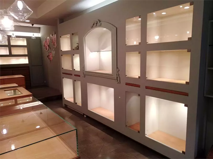 Immagine 3 di Negozio in vendita  in OREFICI a Ancona