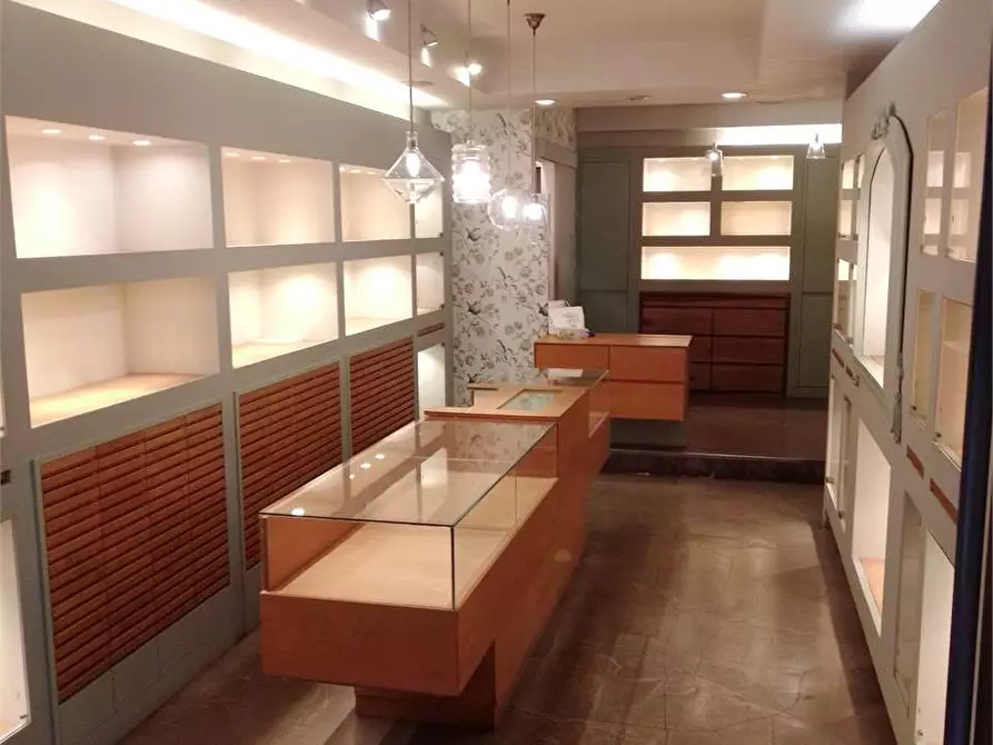 Immagine 4 di Negozio in vendita  in OREFICI a Ancona