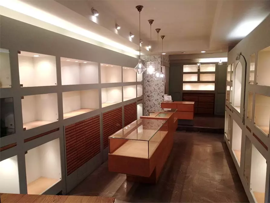 Immagine 2 di Negozio in vendita  in OREFICI a Ancona