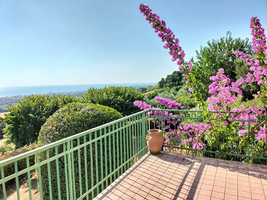 Immagine 1 di Villa in vendita  a Numana