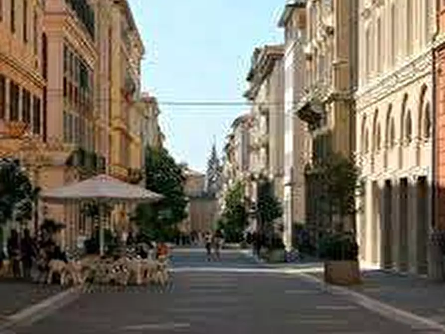 Immagine 4 di Negozio in vendita  a Ancona