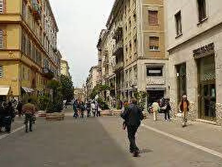 Immagine 5 di Negozio in vendita  a Ancona