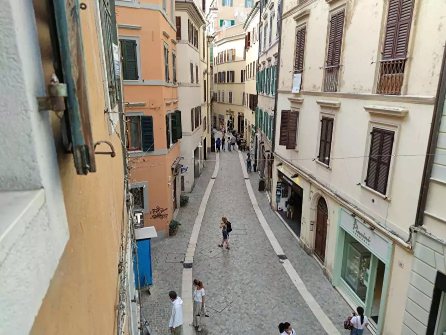 Immagine 9 di Negozio in vendita  a Ancona