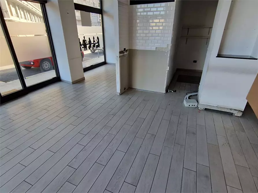 Immagine 4 di Negozio in affitto  in SIMEONI 7 a Ancona