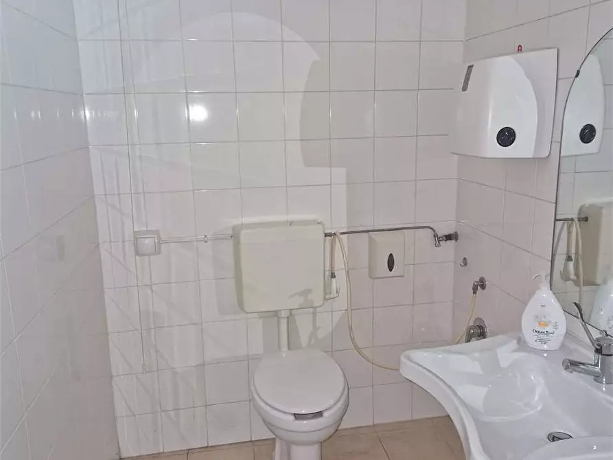 Immagine 9 di Negozio in affitto  in SIMEONI 7 a Ancona