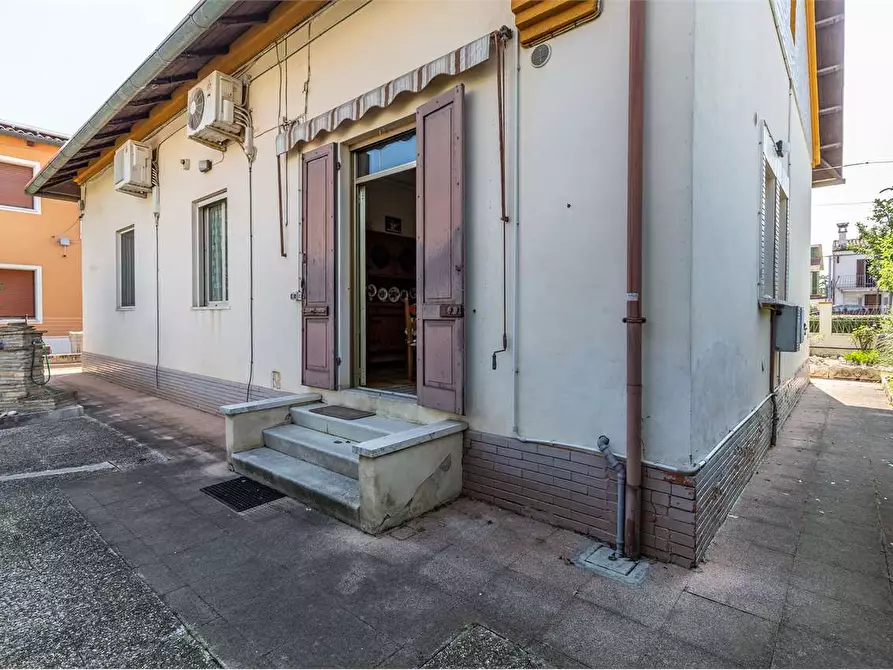 Immagine 19 di Villa in vendita  in Via Marconi 17 a Chiaravalle