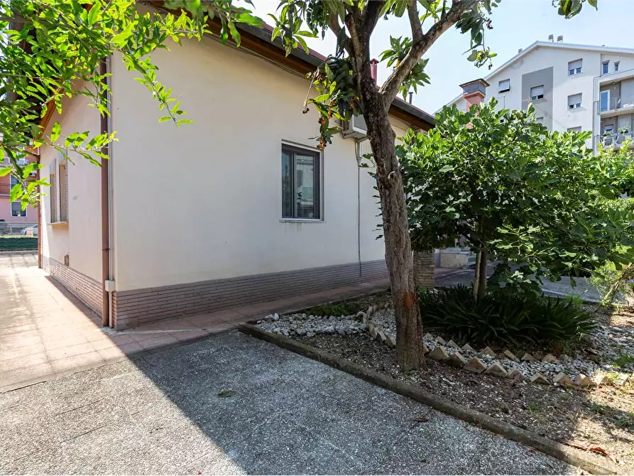 Immagine 22 di Villa in vendita  in Via Marconi 17 a Chiaravalle