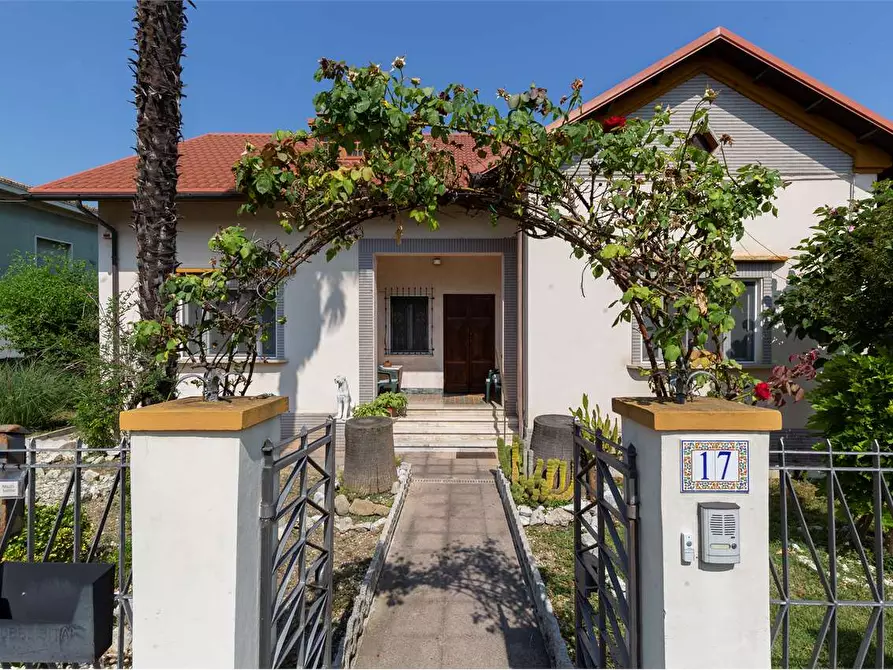 Immagine 26 di Villa in vendita  in Via Marconi 17 a Chiaravalle