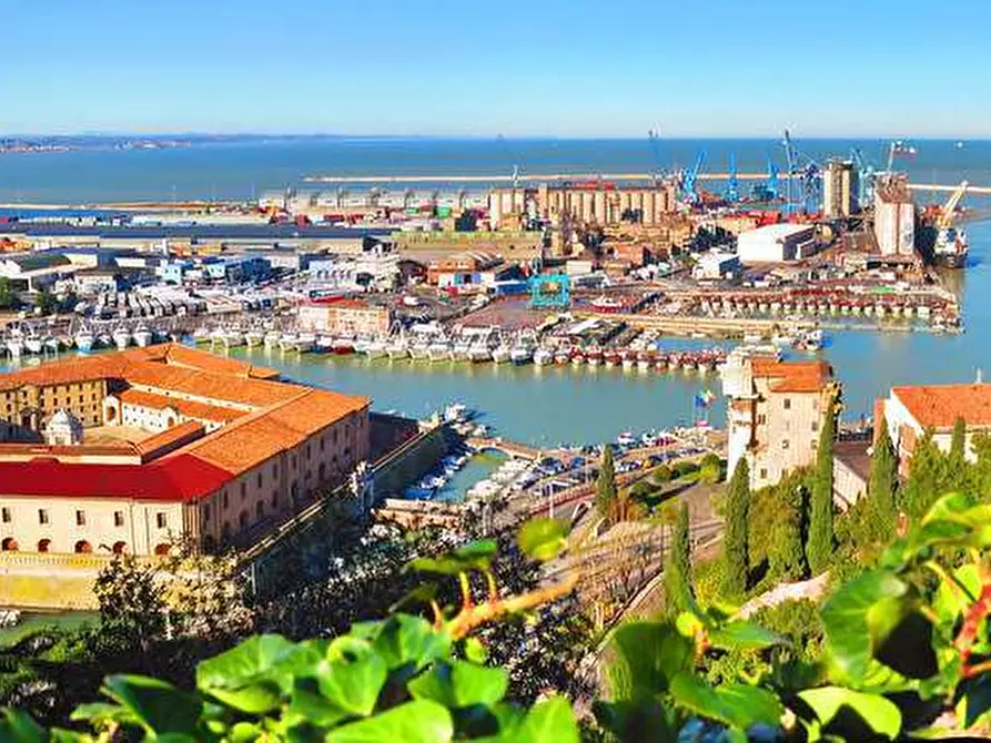 Immagine 9 di Quadrilocale in vendita  a Ancona