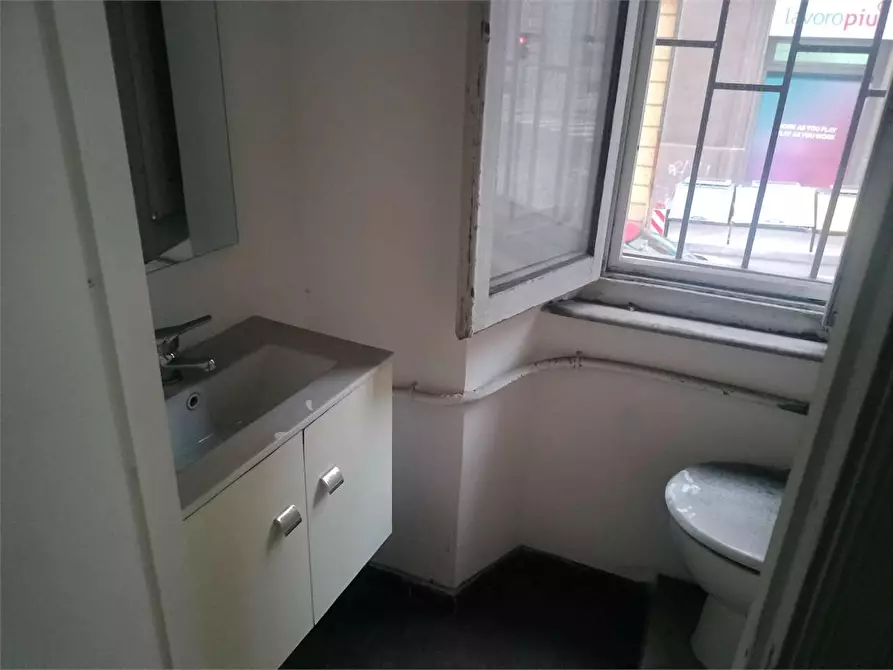 Immagine 3 di Negozio in vendita  a Ancona