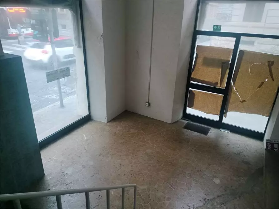 Immagine 5 di Negozio in vendita  a Ancona