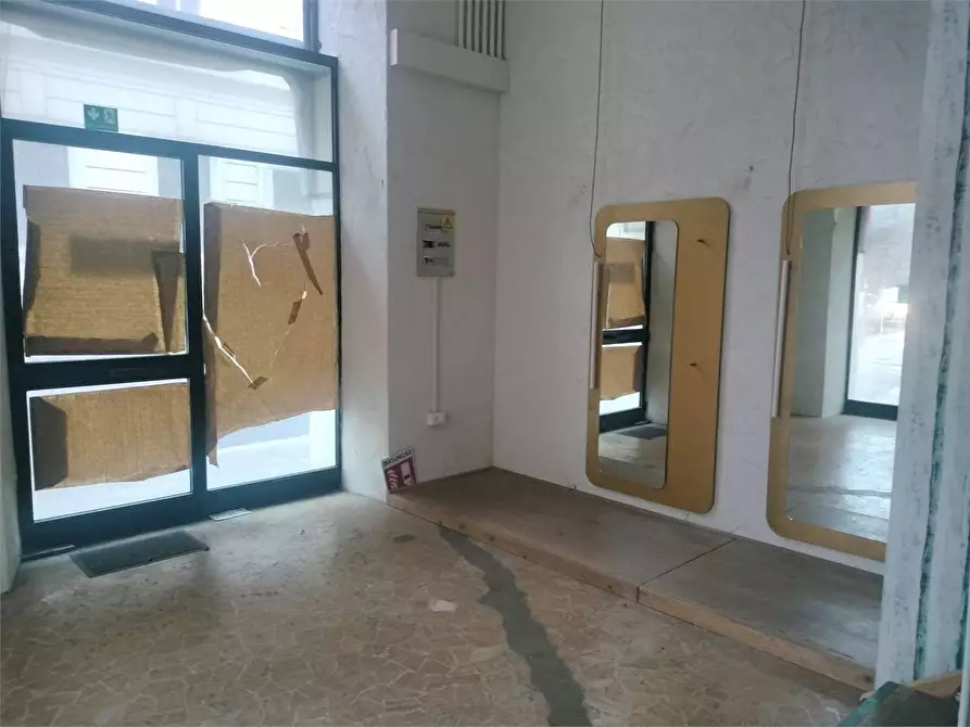 Immagine 8 di Negozio in vendita  a Ancona
