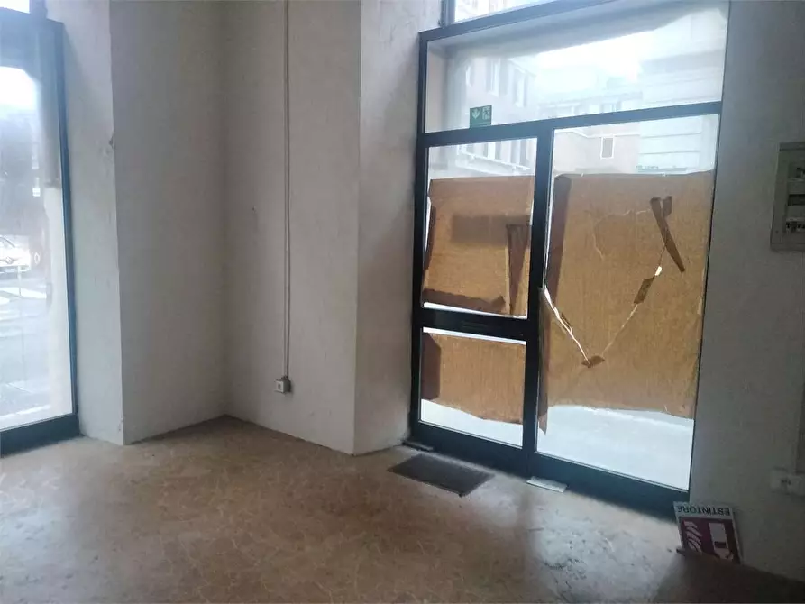 Immagine 9 di Negozio in vendita  a Ancona