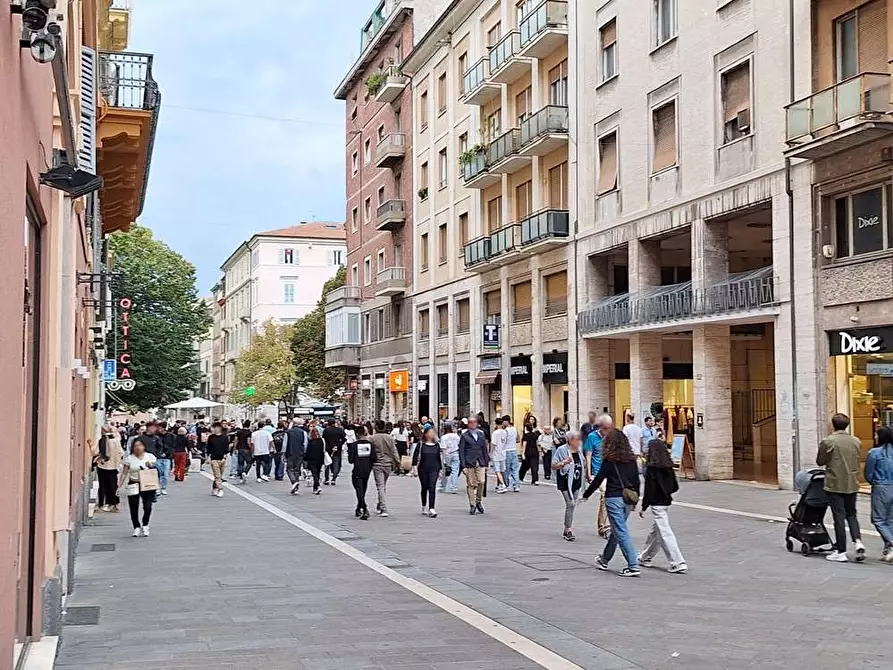 Immagine 2 di Negozio in affitto  a Ancona