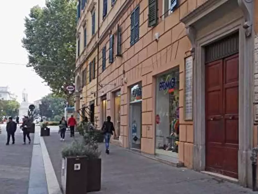 Immagine 6 di Negozio in affitto  a Ancona