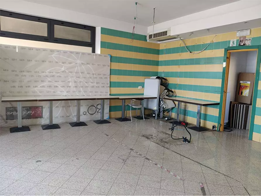 Immagine 3 di Negozio in affitto  a Osimo