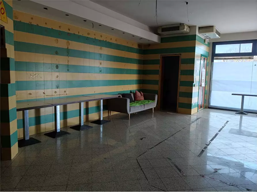 Immagine 2 di Negozio in affitto  a Osimo