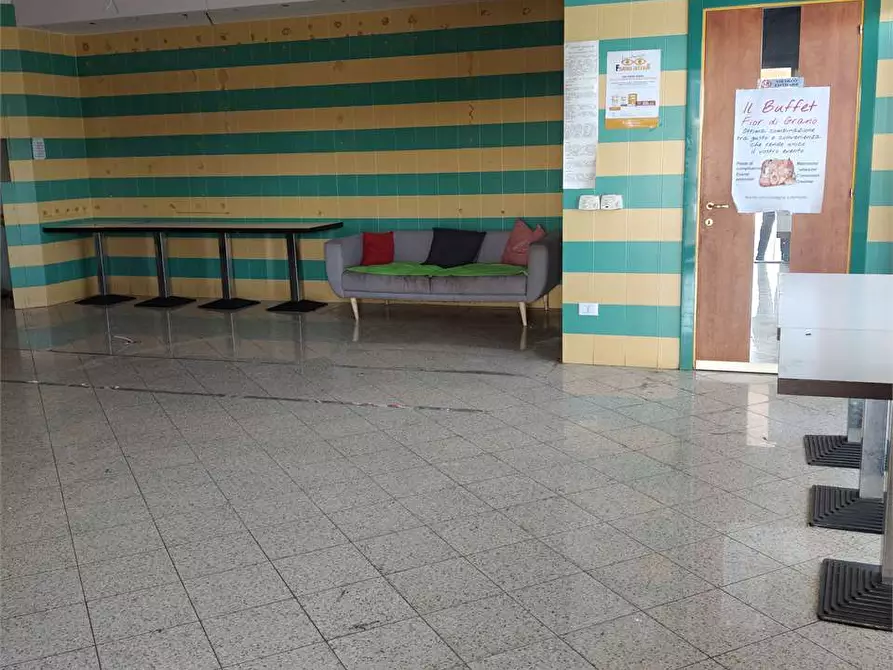 Immagine 5 di Negozio in affitto  a Osimo