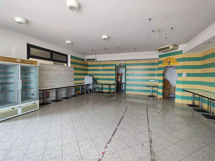 Immagine 4 di Negozio in affitto  a Osimo