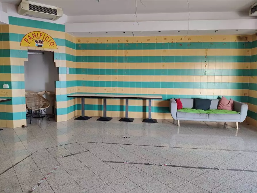 Immagine 1 di Negozio in affitto  a Osimo