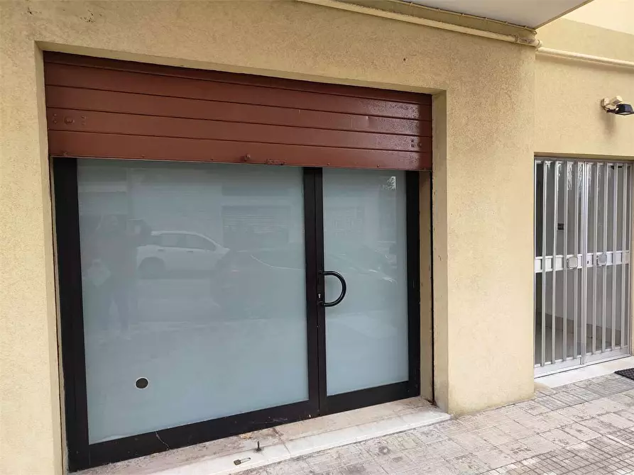 Immagine 1 di Negozio in vendita  in VIA DEI SALICI 11 a Montemarciano