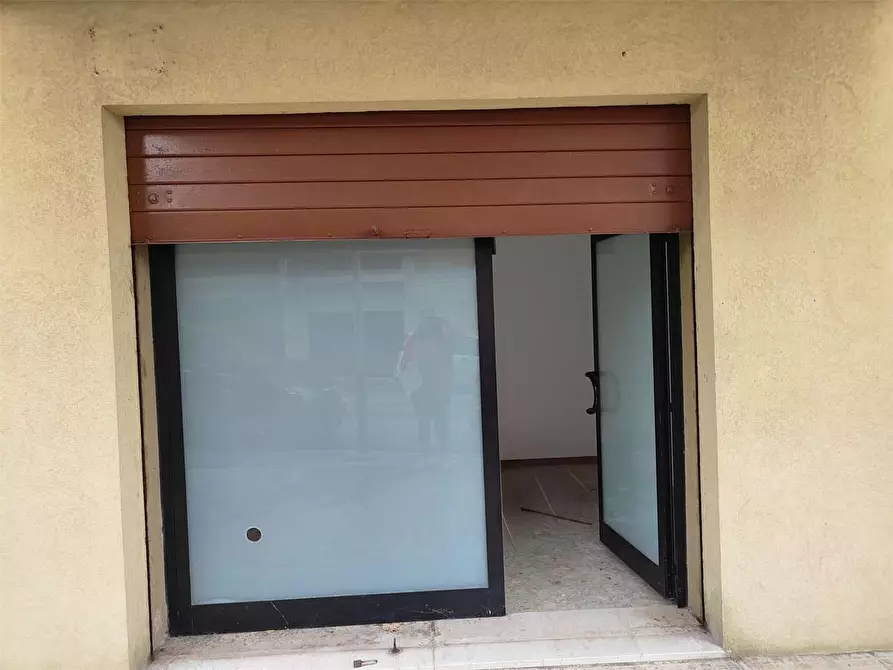 Immagine 4 di Negozio in vendita  in VIA DEI SALICI 11 a Montemarciano